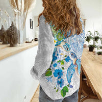 Hawaiian Couple Turtles Honi Women Casual Shirt Polynesian Art Motifs and Hibiscus White Blue Color - Polynesian Pride