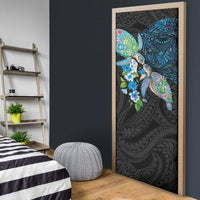 Hawaiian Couple Turtles Honi Door Cover Polynesian Art Motifs and Hibiscus Black Blue Color - Polynesian Pride