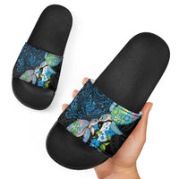 Hawaiian Couple Turtles Honi Slide Sandals Polynesian Art Motifs and Hibiscus Black Blue Color - Polynesian Pride