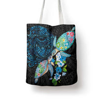 Hawaiian Couple Turtles Honi Tote Bag Polynesian Art Motifs and Hibiscus Black Blue Color - Polynesian Pride