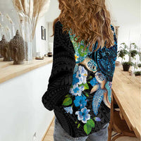 Hawaiian Couple Turtles Honi Women Casual Shirt Polynesian Art Motifs and Hibiscus Black Blue Color - Polynesian Pride