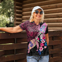 Hawaiian Couple Turtles Honi Women Polo Shirt Polynesian Art Motifs and Hibiscus Black Red Color - Polynesian Pride