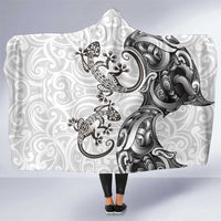New Zealand Gecko Maori Art Tattoo Hooded Blanket White Color LT03 One Size White - Polynesian Pride