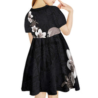 Hawaiian Plumeria and Turtle Kid Short Sleeve Dress with Polynesian Tribal Art Pattern Grayscale Color
