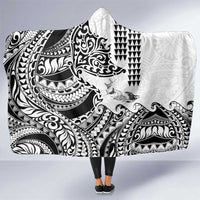 Hawaiian Tribal Manta Ray Hooded Blanket Kakau Tattoo and Polynesian Art Motif Pattern LT03 One Size Multicolor - Polynesian Pride