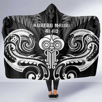 New Zealand Te Reo Maori Hooded Blanket Korero Maori Ai Au LT05 One Size Black - Polynesian Pride