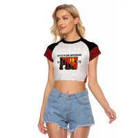 Personalized Papua New Guinea Raglan Cropped T Shirt Hapi De bilong Indipendens PNG LT7 Female White - Polynesian Pride