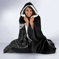 New Zealand Te Reo Mori Hooded Blanket Simple Black Fern LT9 - Polynesian Pride