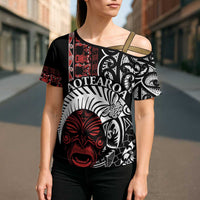 Honour The Treaty New Zealand Personalised Cross Shoulder Shirt Toitu Te Tiriti Indigenous Maori Face - Polynesian Pride