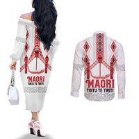 Toitu Te Tiriti Waitangi Couples Matching Off The Shoulder Long Sleeve Dress and Long Sleeve Button Shirt White Wharenui House - Polynesian Pride