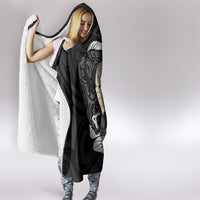 Black New Zealand Eel Hooded Blanket Aotearoa Maori Tuna With Kotiate Weapon LT14 - Polynesian Pride