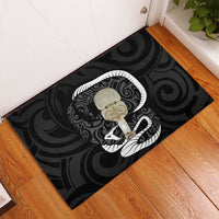 Black New Zealand Eel Rubber Doormat Aotearoa Maori Tuna With Kotiate Weapon LT14 - Polynesian Pride