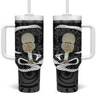 Black New Zealand Eel Tumbler With Handle Aotearoa Maori Tuna With Kotiate Weapon LT14 One Size: 40 oz Black - Polynesian Pride