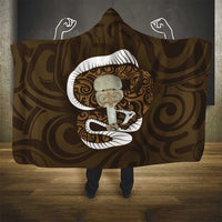 Gold New Zealand Eel Hooded Blanket Aotearoa Maori Tuna With Kotiate Weapon LT14 - Polynesian Pride