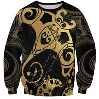 Black And Gold Aotearoa Whai Sweatshirt NZ Stingrays Maori Curves Style LT14 Unisex Gold - Polynesian Pride