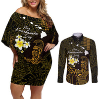 Personalised Hawaii King Kamehameha Day Couples Matching Off Shoulder Short Dress and Long Sleeve Button Shirt Plumeria With Kakau Pattern - Gold