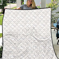 Polynesia White Sunday Quilt Plumeria Polynesian Tribal Grey Color - Polynesian Pride