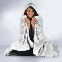 Niue White Sunday Hooded Blanket Tapu Fanau Ia Puakenikeni Hiapo Pattern - Polynesian Pride