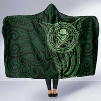 New Zealand Skull Darts Hooded Blanket Aotearoa Maori Chest Tattoo Stylized Green - Polynesian Pride