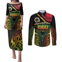 Vanuatu 1980 Couples Matching Puletasi and Long Sleeve Button Shirt Hapi 45 Yia Indipendens Anivesari LT14 Black - Polynesian Pride