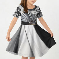 New Zealand Fantail Bird Kid Short Sleeve Dress Maori Piwakawaka Kowhai Maori Pattern LT22 KID Grey - Polynesian Pride