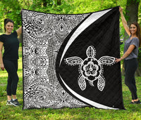 Hawaiian Hibiscus Turtle Polynesian Black And White Premium Quilt - Circle Style White - Polynesian Pride