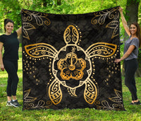 Turtle Hibiscus Yellow Premium Quilt Black - Polynesian Pride
