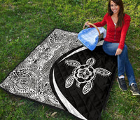 Hawaiian Hibiscus Turtle Polynesian Black And White Premium Quilt - Circle Style - Polynesian Pride