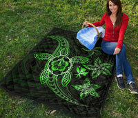 Kanaka Map Hibiscus Plumeria Turtle Art Green Polynesian Premium Quilt - Polynesian Pride