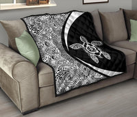 Hawaiian Hibiscus Turtle Polynesian Black And White Premium Quilt - Circle Style - Polynesian Pride