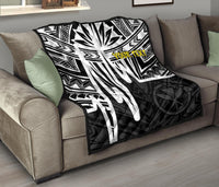 Hawaii Personalised Premium Quilt - Kanaka Maoli With Polynesian Pattern In Heartbeat Style (Black,White) - Polynesian Pride