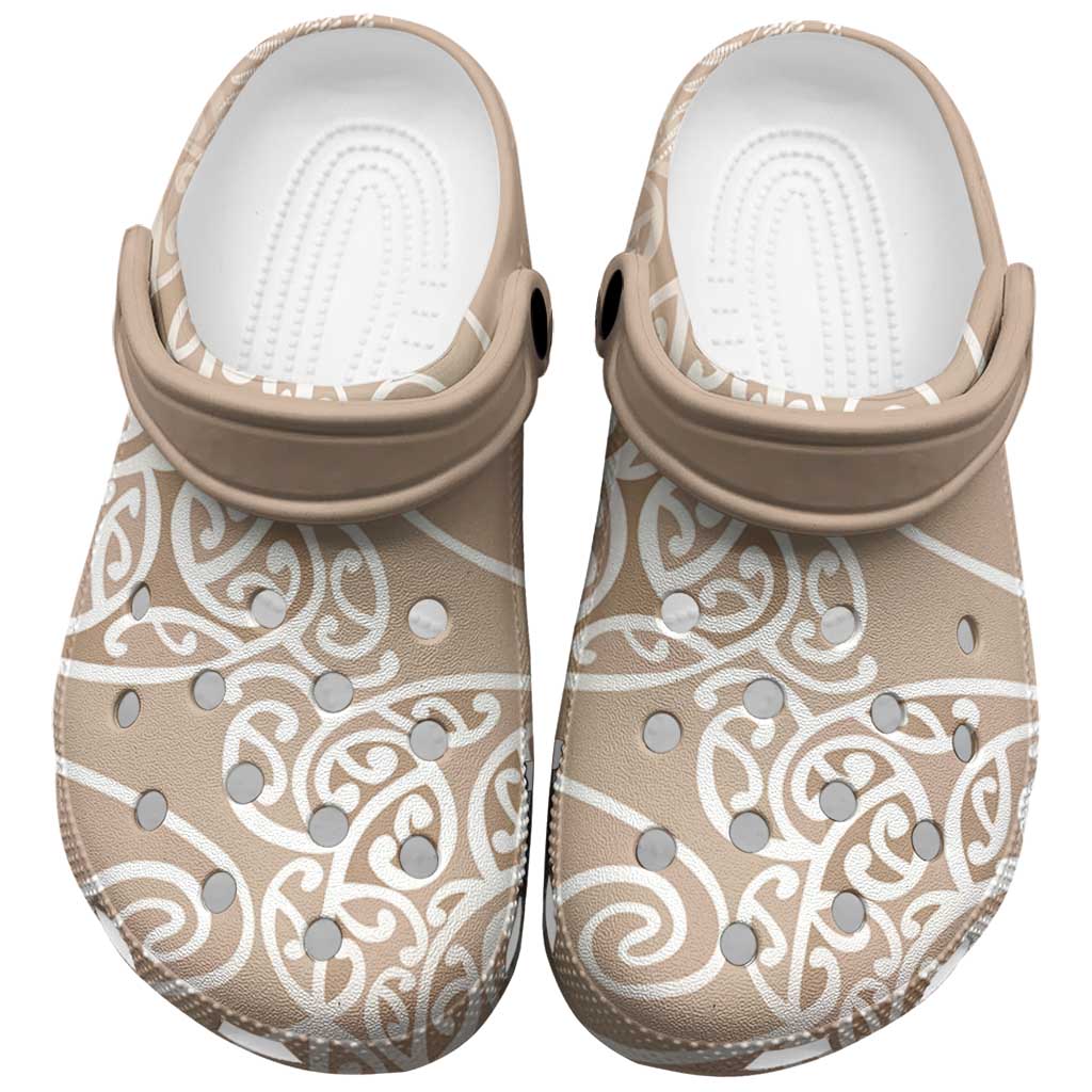 Aotearoa Maori Koru Curves Clogs Shoes Silver Ferns - Mocha LT7 Beige - Polynesian Pride