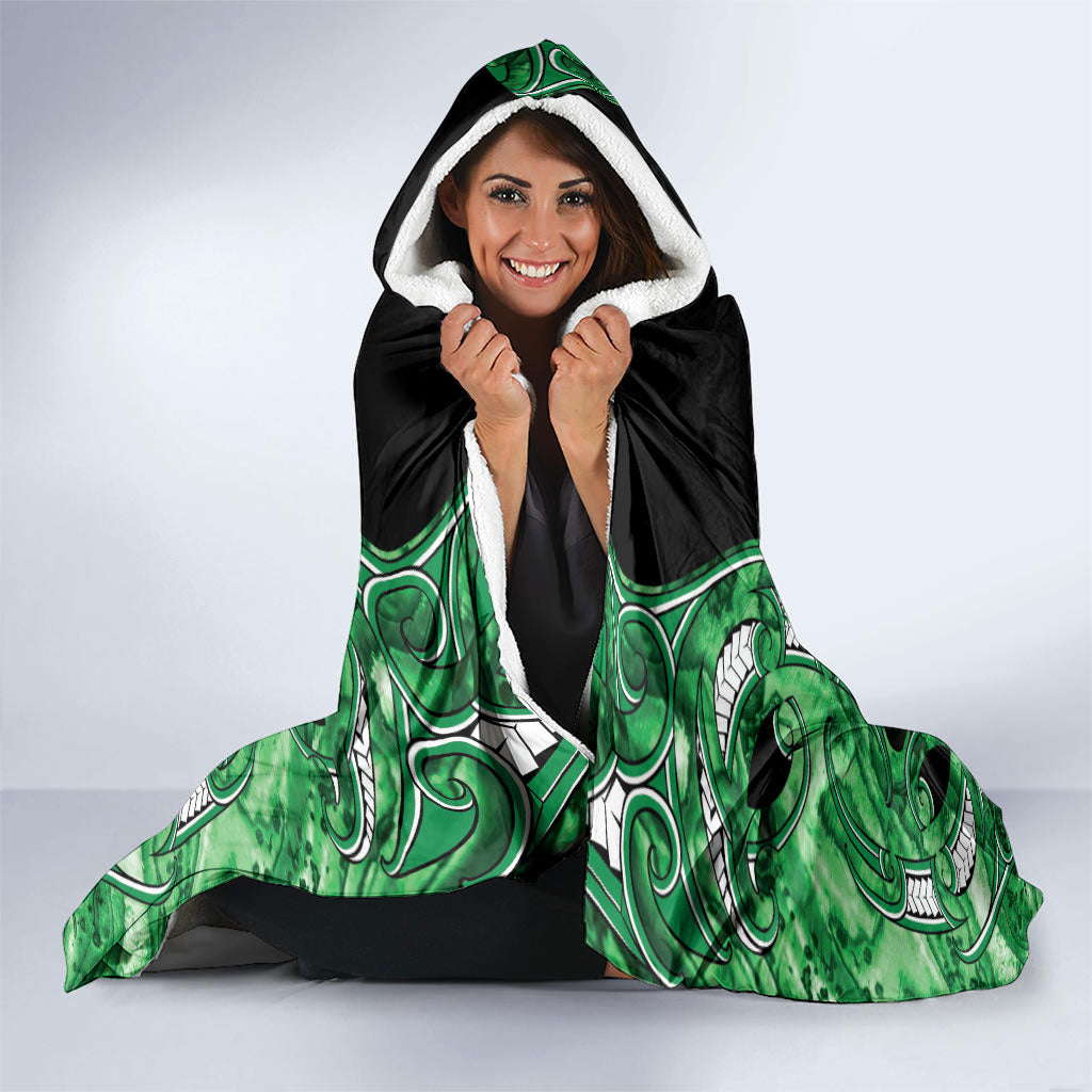 Aotearoa Ngati Maniapoto Hooded Blanket Maori Tribal Green Paua Shell Pattern DT05 - Polynesian Pride