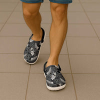 Grayscale Monstera Clogs Shoes Polynesian Tribal Pattern - Polynesian Pride