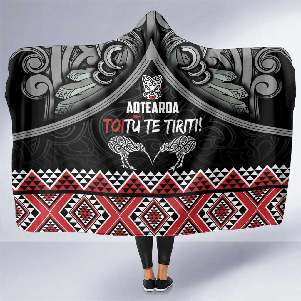 Aotearoa Toitu Te Tiriti Waitangi Hooded Blanket Proud To Be Maori LT01 One Size Black - Polynesian Pride