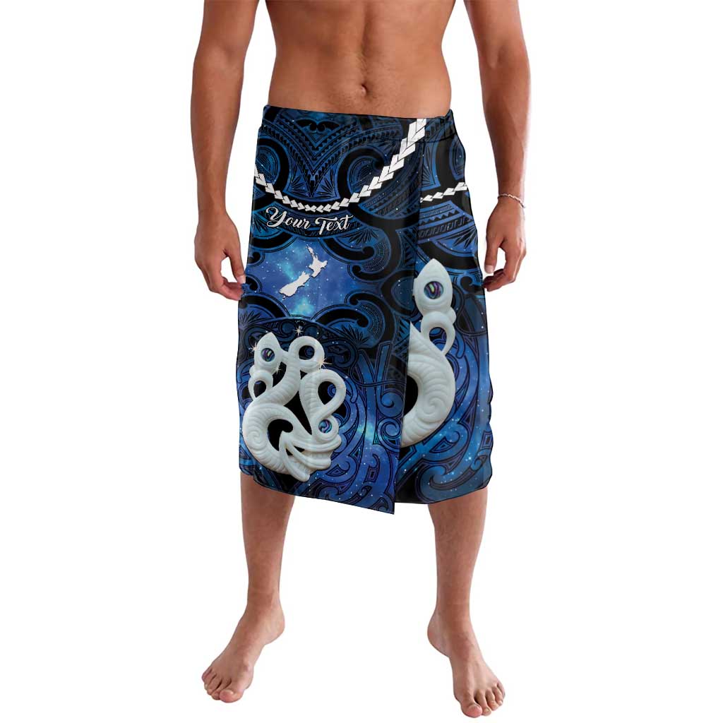 Personalized Maori Matariki Manaia Lavalava Maori Kowhaiwhai Pattern Galaxy LT01 Blue - Polynesian Pride