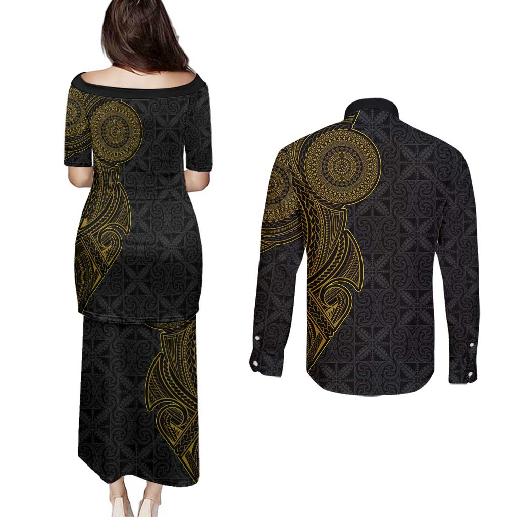 Niue Polynesian Hiapo Tattoo Art Couples Matching Puletasi and Long Sleeve Button Shirt Half Style Black Gold Color - Polynesian Pride