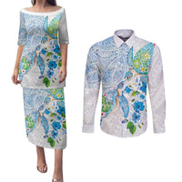 Hawaiian Couple Turtles Honi Couples Matching Puletasi and Long Sleeve Button Shirt Polynesian Art Motifs and Hibiscus White Blue Color - Polynesian Pride