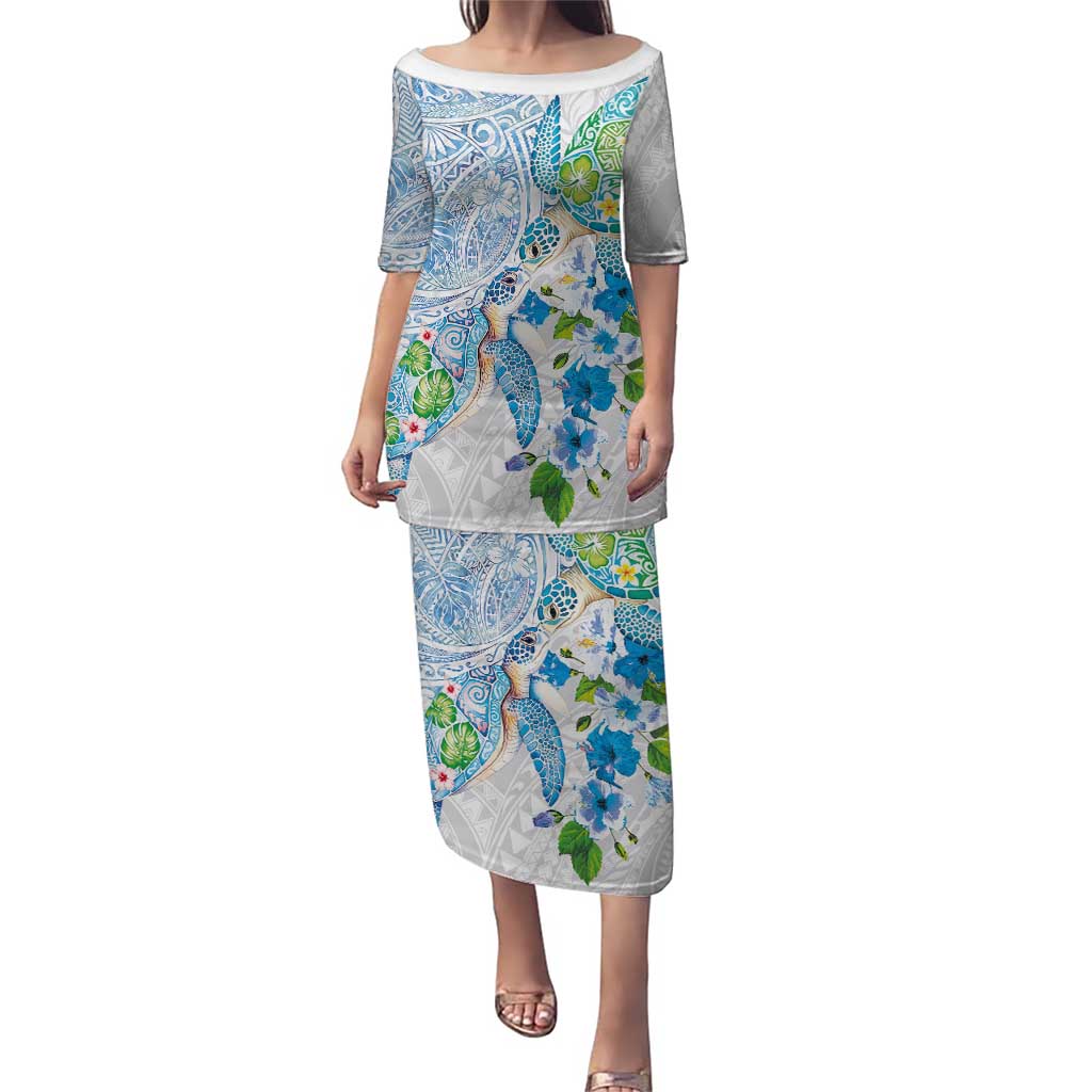 Hawaiian Couple Turtles Honi Puletasi Polynesian Art Motifs and Hibiscus White Blue Color - Polynesian Pride