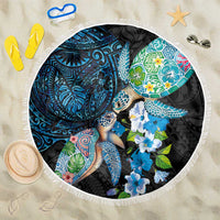 Hawaiian Couple Turtles Honi Beach Blanket Polynesian Art Motifs and Hibiscus Black Blue Color - Polynesian Pride