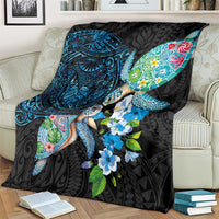 Hawaiian Couple Turtles Honi Blanket Polynesian Art Motifs and Hibiscus Black Blue Color - Polynesian Pride