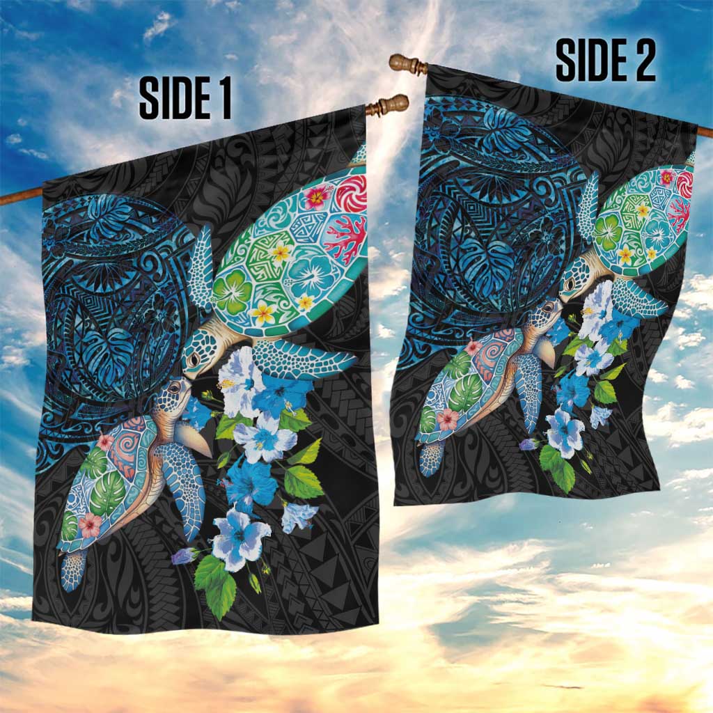 Hawaiian Couple Turtles Honi Garden Flag Polynesian Art Motifs and Hibiscus Black Blue Color - Polynesian Pride