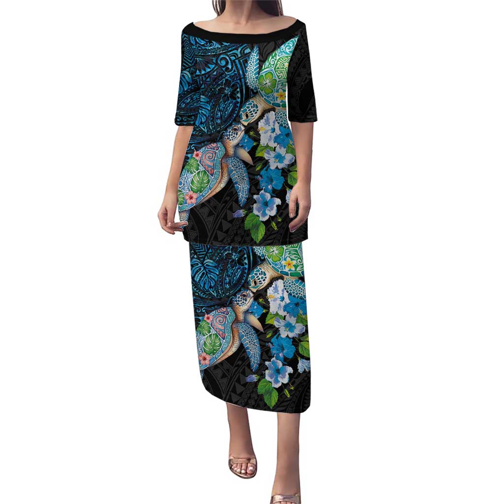 Hawaiian Couple Turtles Honi Puletasi Polynesian Art Motifs and Hibiscus Black Blue Color - Polynesian Pride