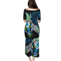 Hawaiian Couple Turtles Honi Puletasi Polynesian Art Motifs and Hibiscus Black Blue Color - Polynesian Pride