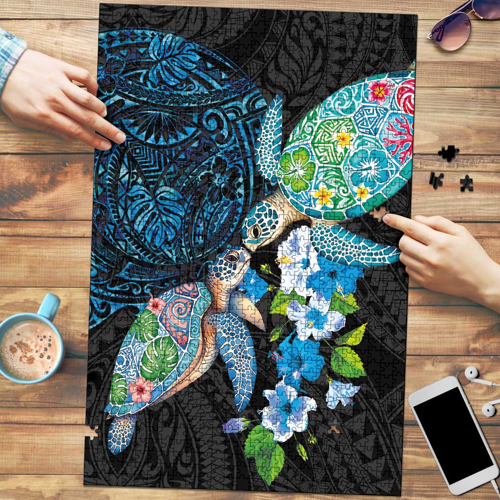 Hawaiian Couple Turtles Honi Puzzle Polynesian Art Motifs and Hibiscus Black Blue Color - Polynesian Pride