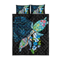 Hawaiian Couple Turtles Honi Quilt Bed Set Polynesian Art Motifs and Hibiscus Black Blue Color - Polynesian Pride