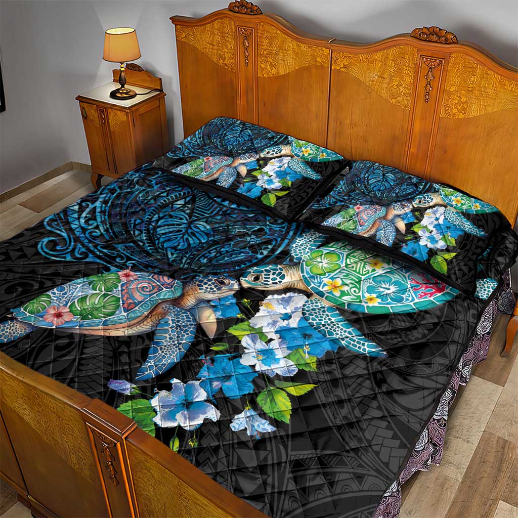 Hawaiian Couple Turtles Honi Quilt Bed Set Polynesian Art Motifs and Hibiscus Black Blue Color - Polynesian Pride