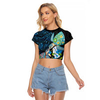 Hawaiian Couple Turtles Honi Raglan Cropped T Shirt Polynesian Art Motifs and Hibiscus Black Blue Color - Polynesian Pride