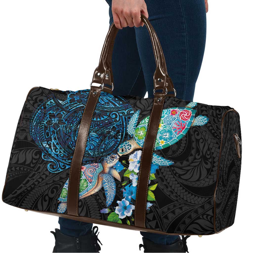 Hawaiian Couple Turtles Honi Travel Bag Polynesian Art Motifs and Hibiscus Black Blue Color - Polynesian Pride