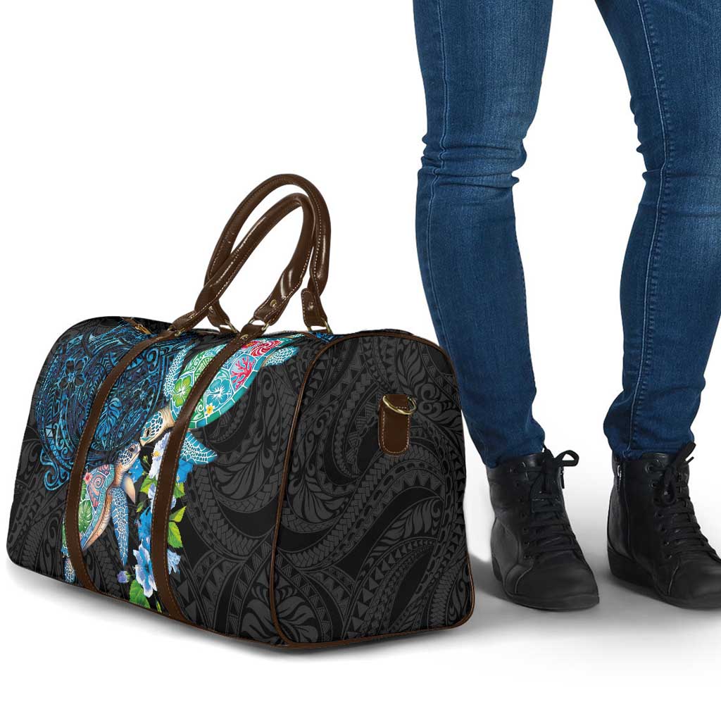 Hawaiian Couple Turtles Honi Travel Bag Polynesian Art Motifs and Hibiscus Black Blue Color - Polynesian Pride